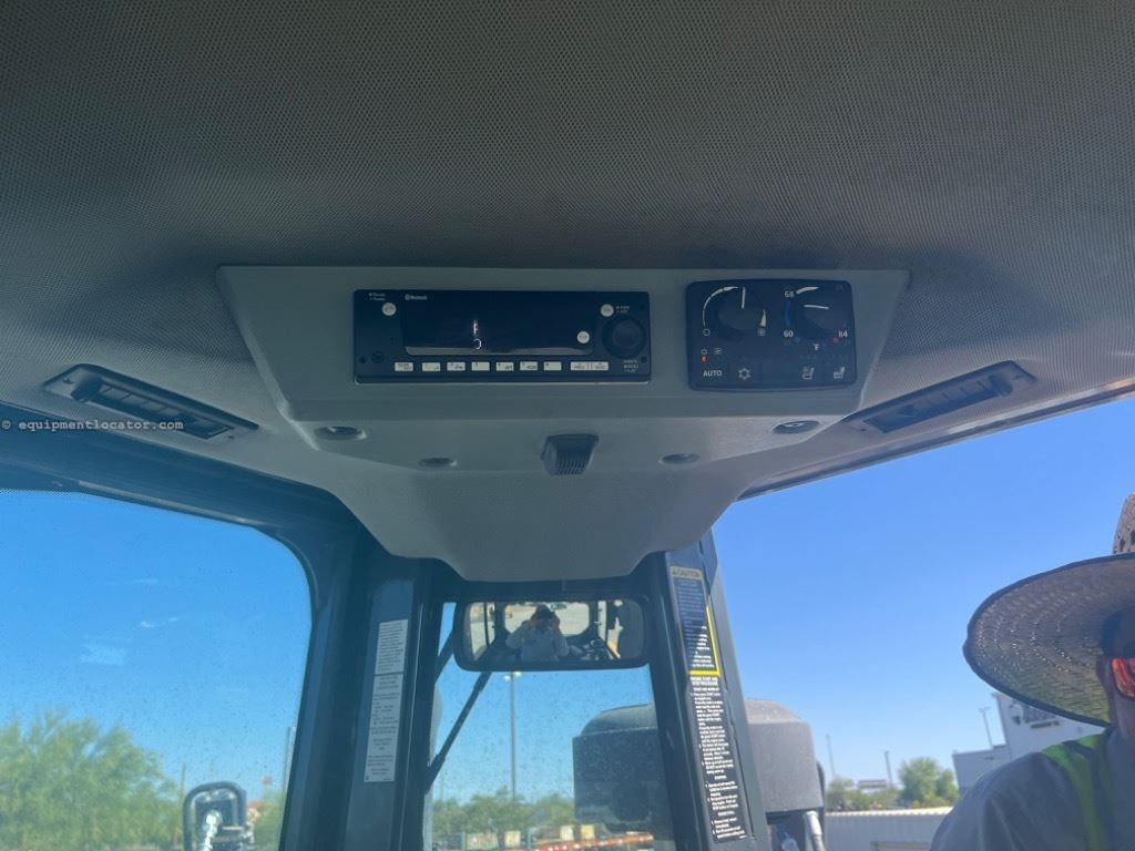 2023 John Deere 850L Image 10