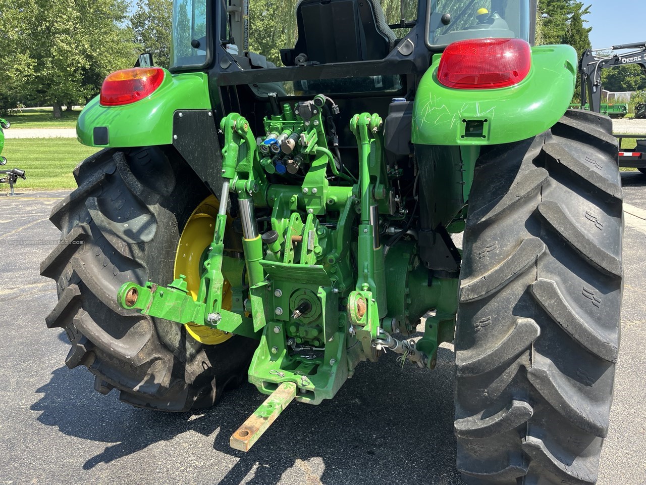 2022 John Deere 5100M Image 10