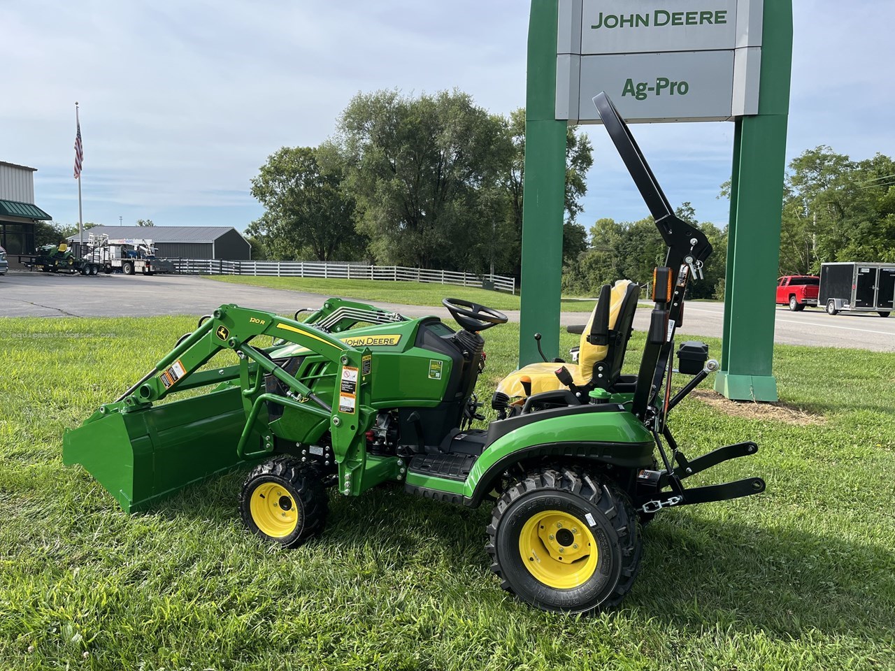 2025 John Deere 1025R Image 2