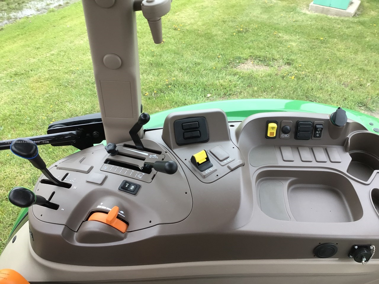 2024 John Deere 5067E Image 10