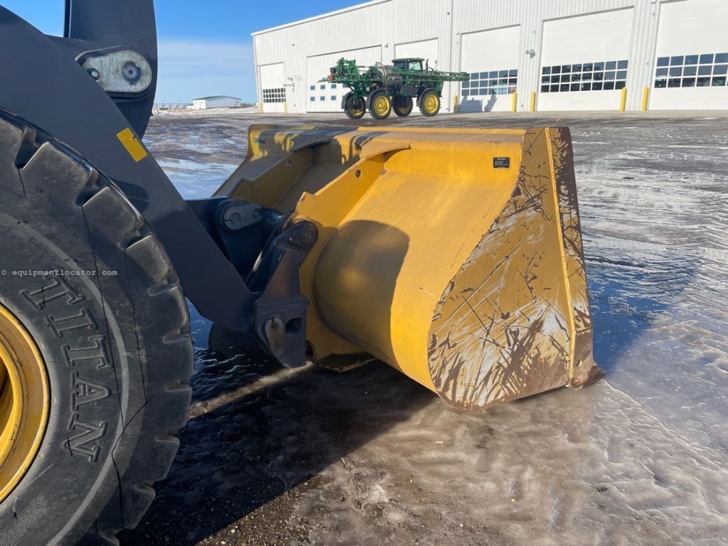 2017 John Deere 624K Image 10