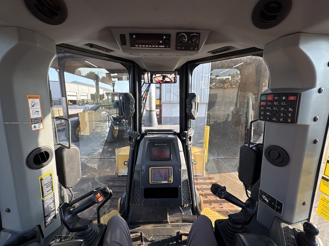 2022 John Deere 700L Image 10