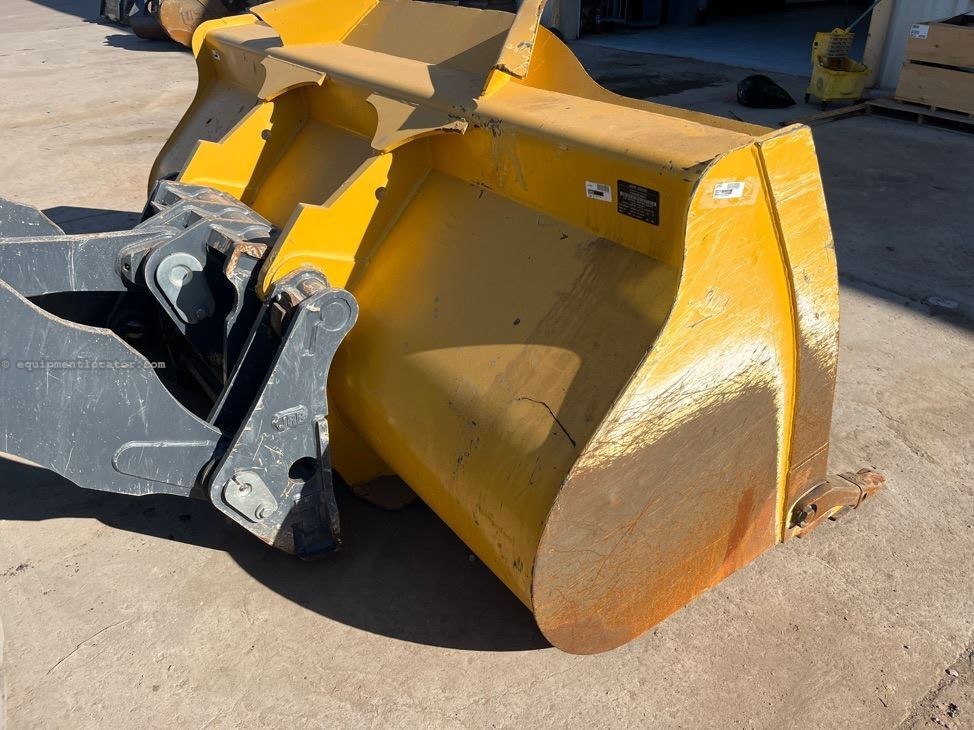 2022 John Deere 544P Image 10