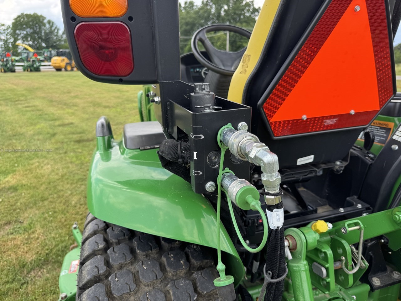 2014 John Deere 3033R Image 10