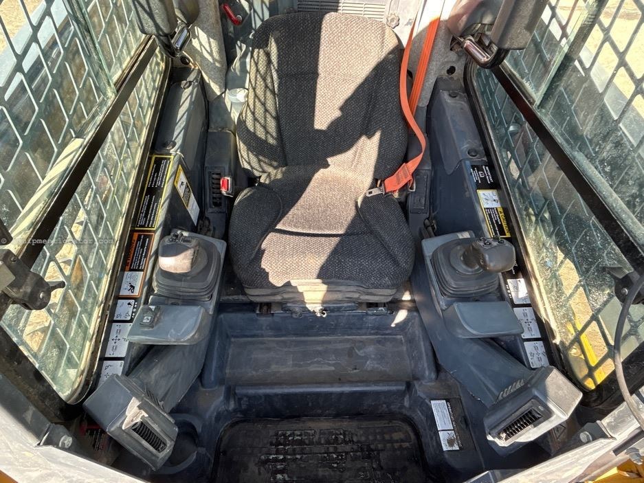 2020 John Deere 333G Image 32