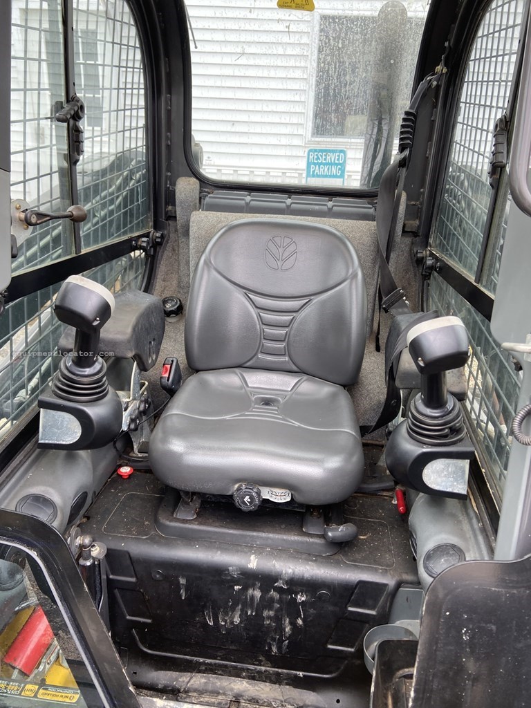 2013 New Holland L220 Image 2