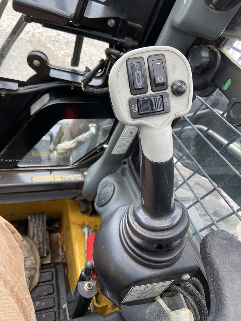 2013 New Holland L220 Image 4