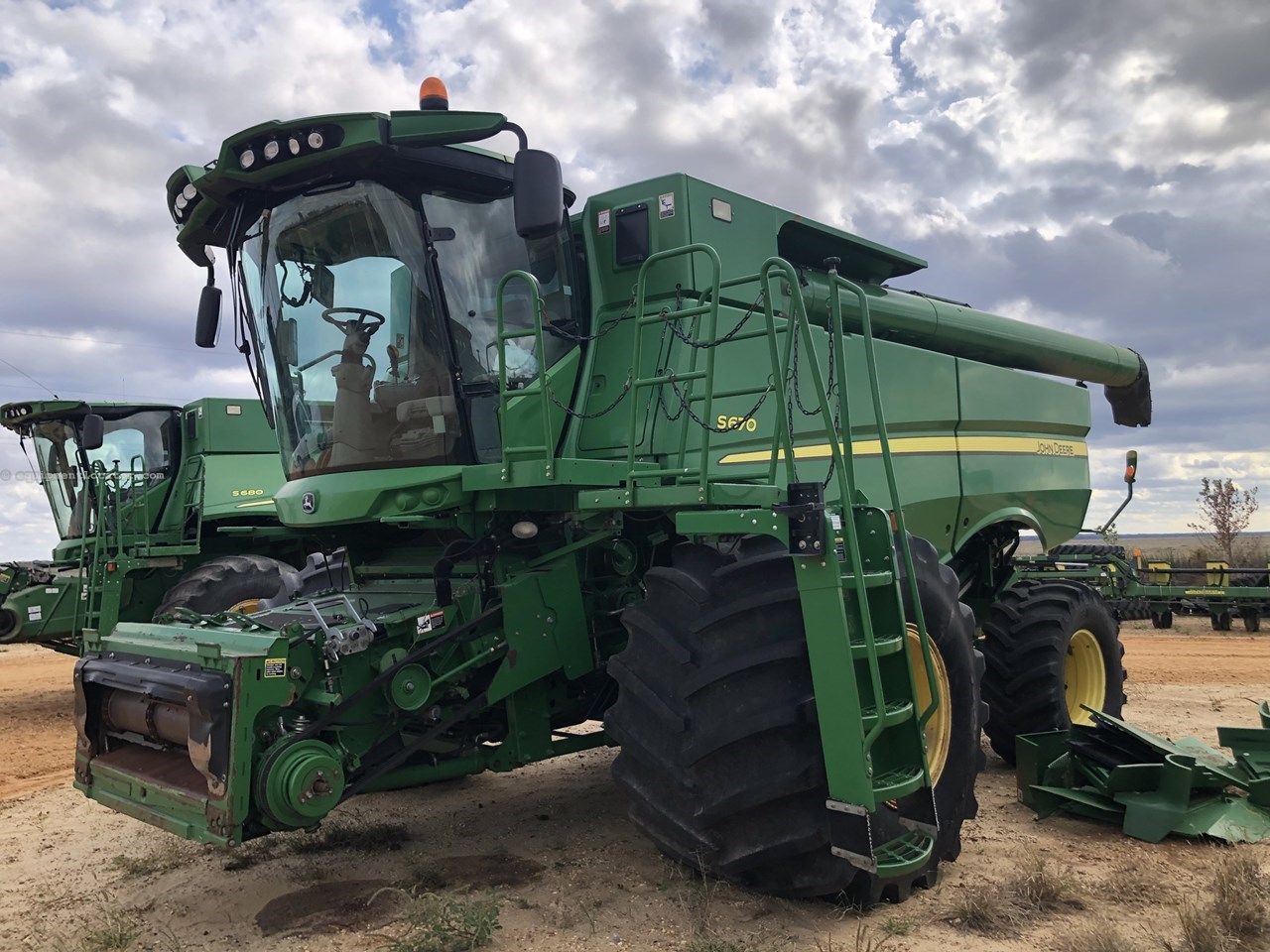 2013 John Deere S670 Image 10