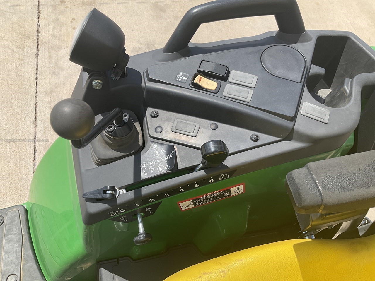2022 John Deere 2032R Image 10
