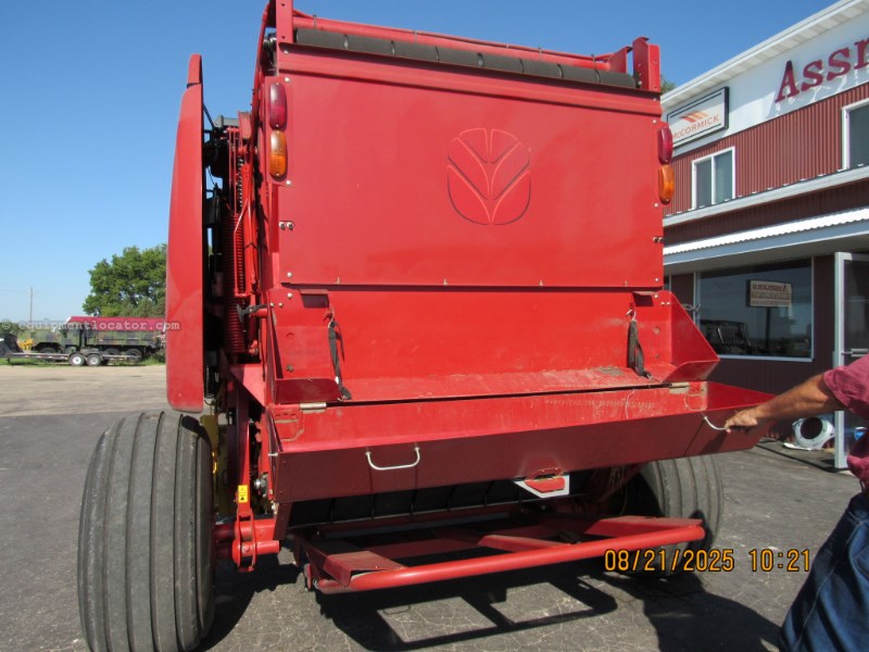 2016 New Holland RB560 Image 11