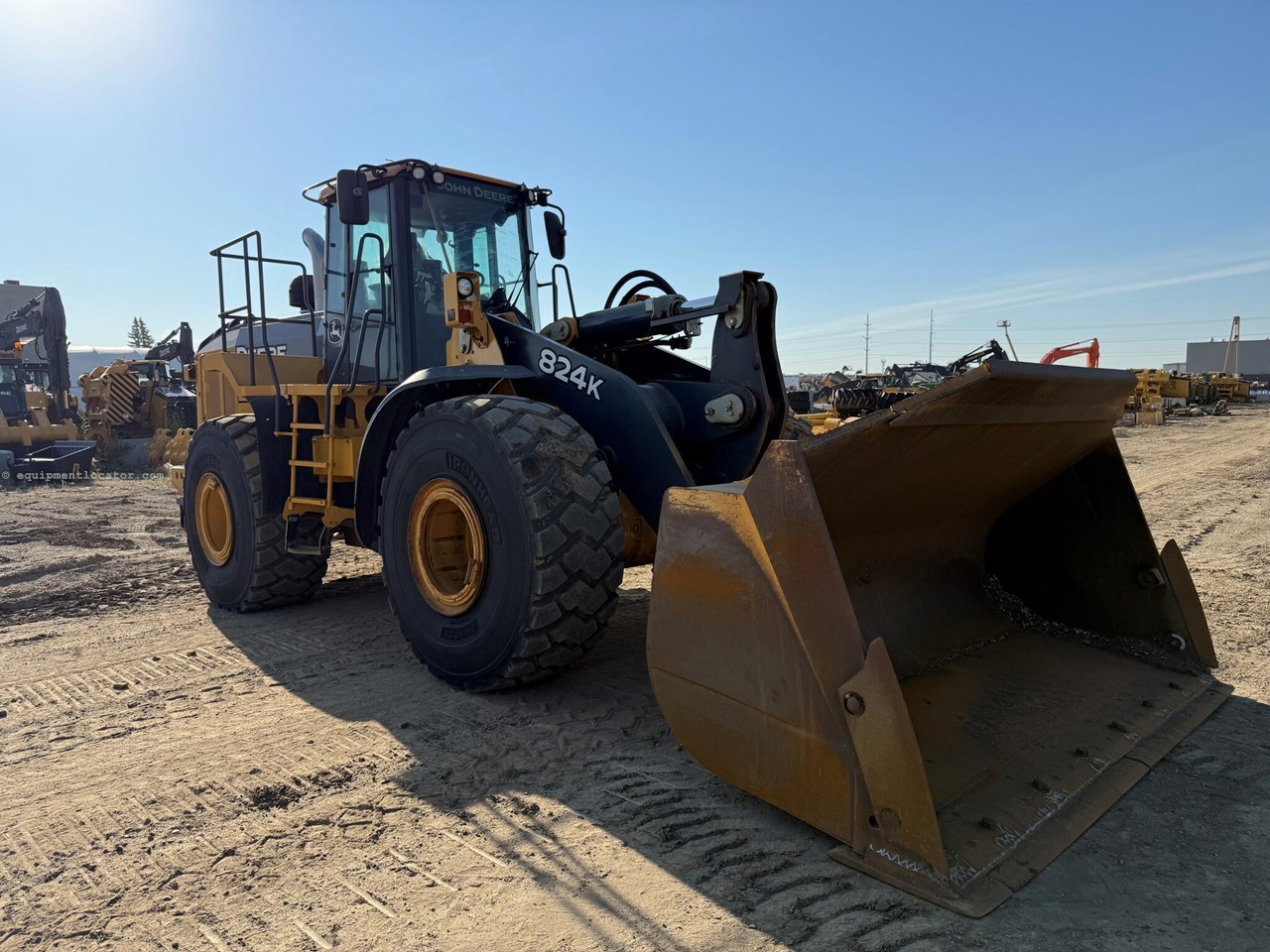 2014 John Deere 824K Image 2