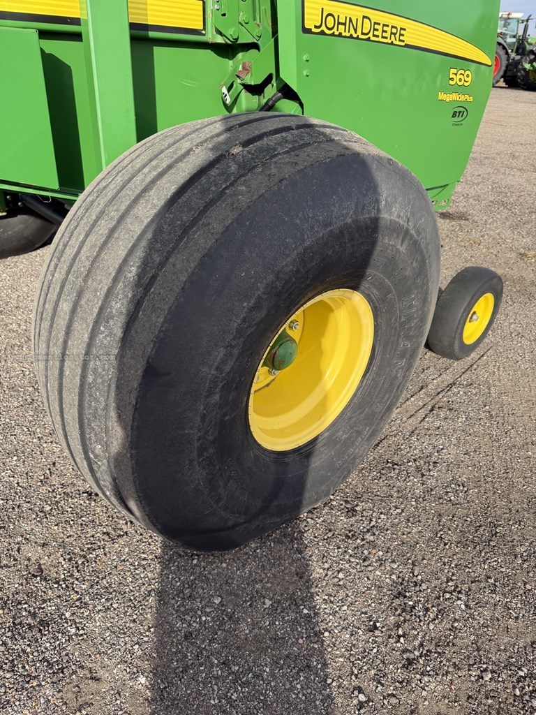 2017 John Deere 569 Image 29