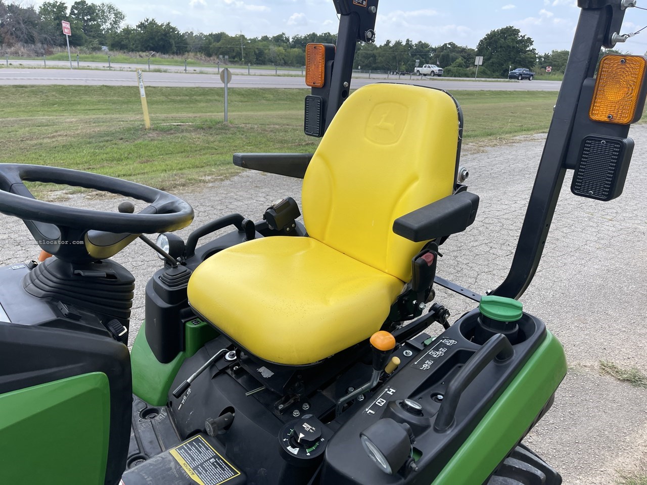 2018 John Deere 1025R Image 10