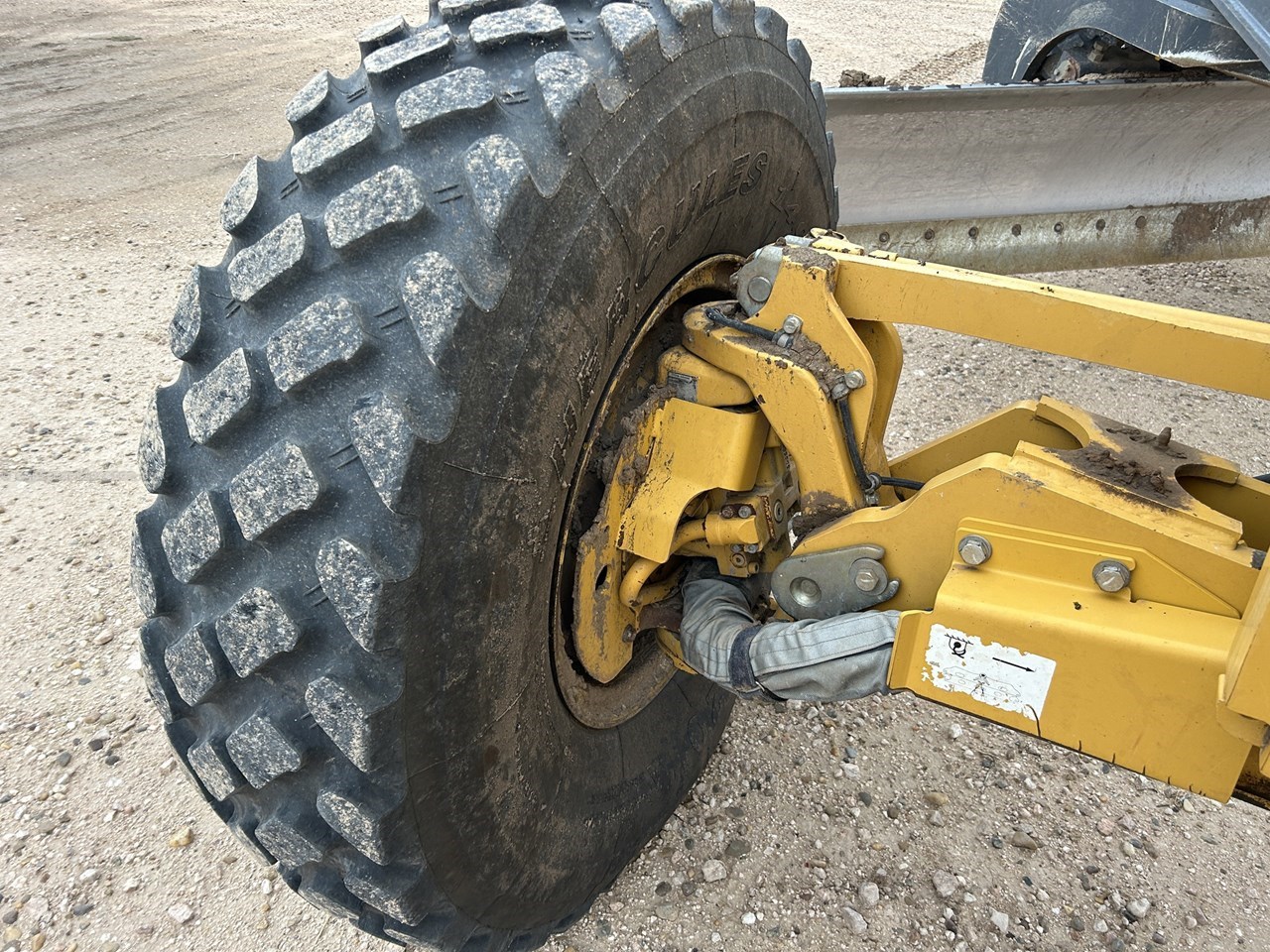 2015 John Deere 672G Image 10