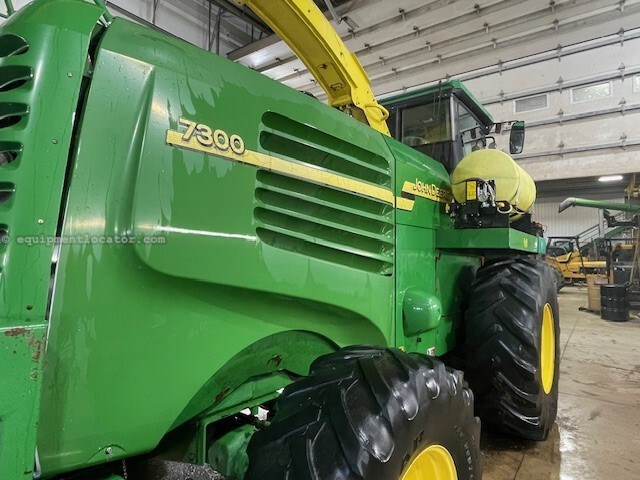 2003 John Deere 7300 Image 10