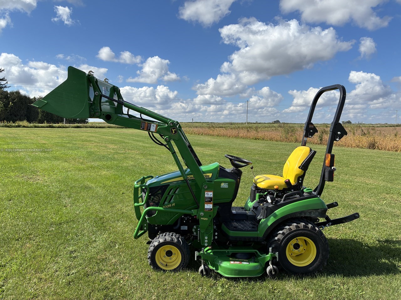 2016 John Deere 1025R Image 10