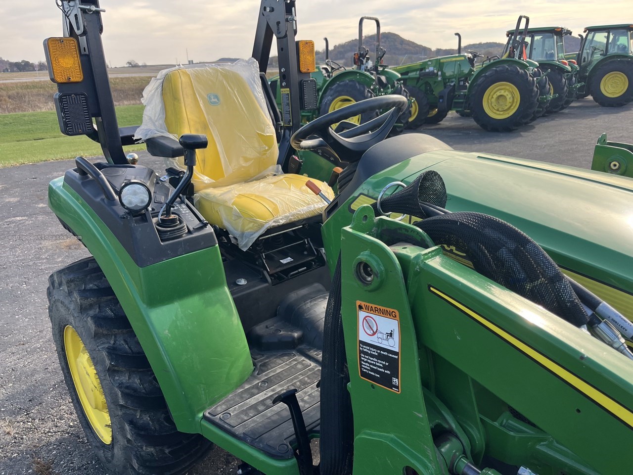 2023 John Deere 2032R Image 10