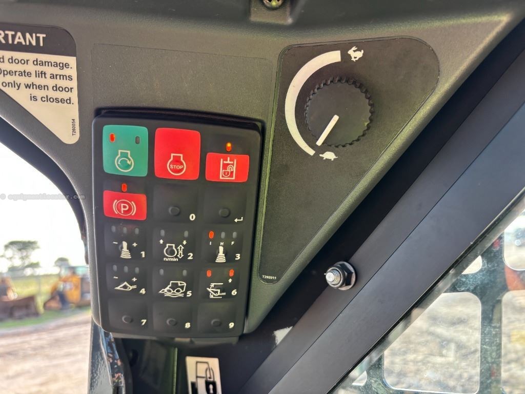 2023 John Deere 317G Image 10