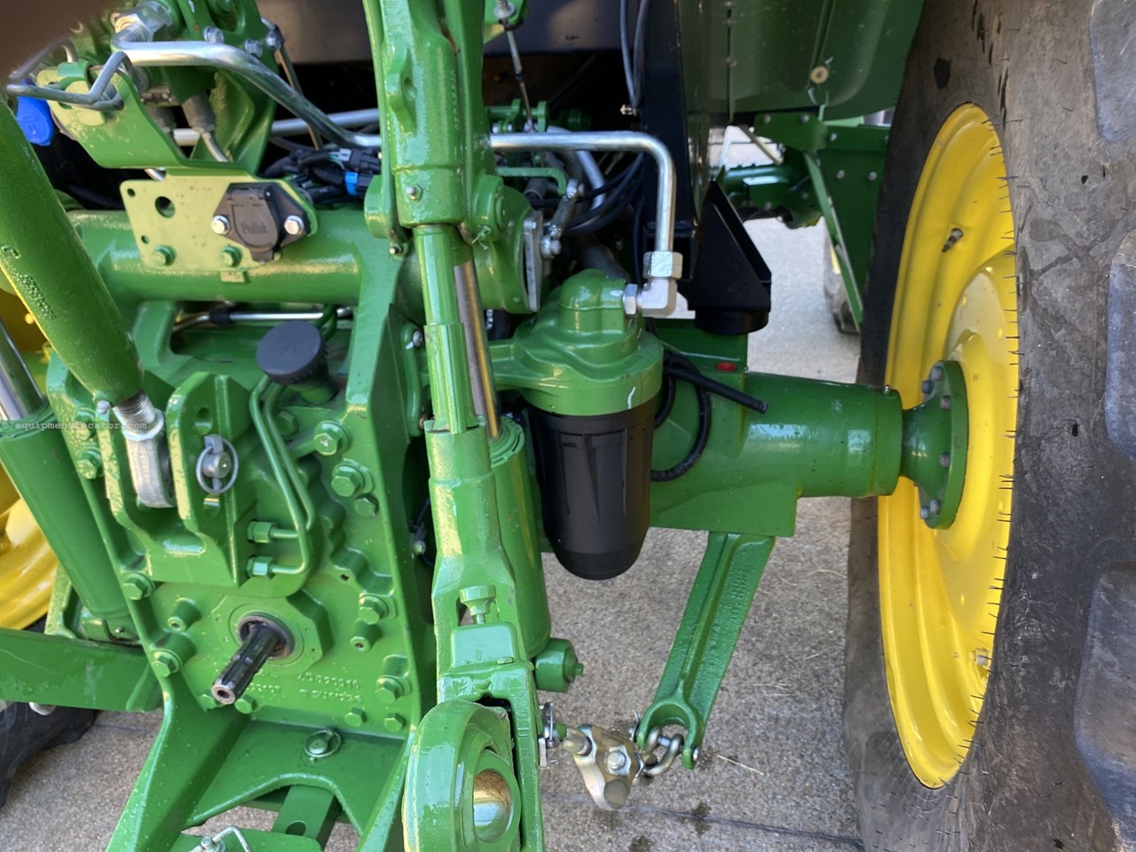 2023 John Deere 6105E Image 10