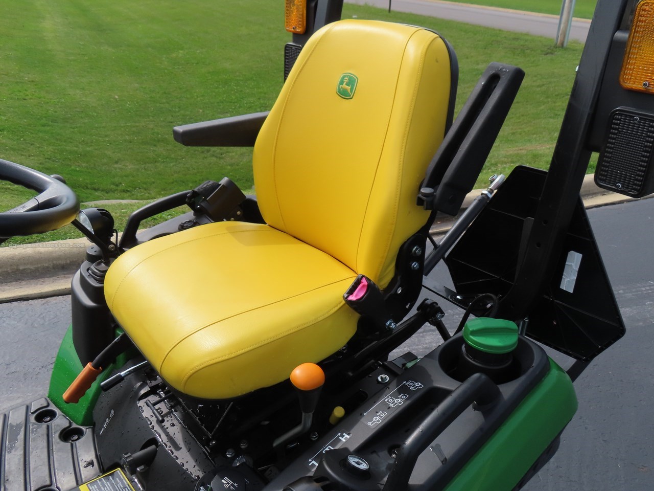 2024 John Deere 1025R Image 10