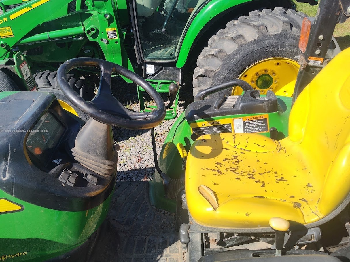 2006 John Deere 3320 Image 10