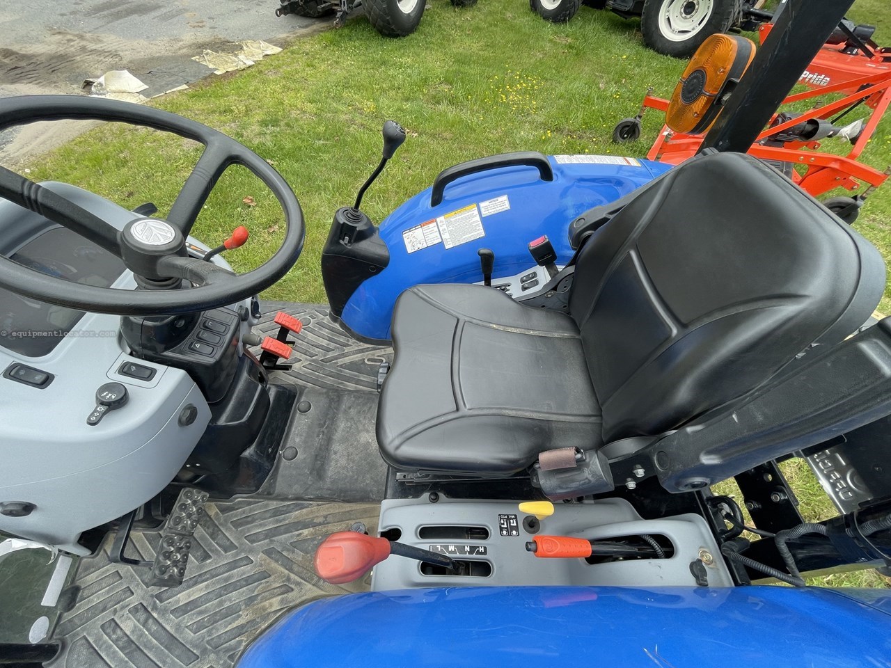 2017 New Holland Boomer 35 T4B Image 2