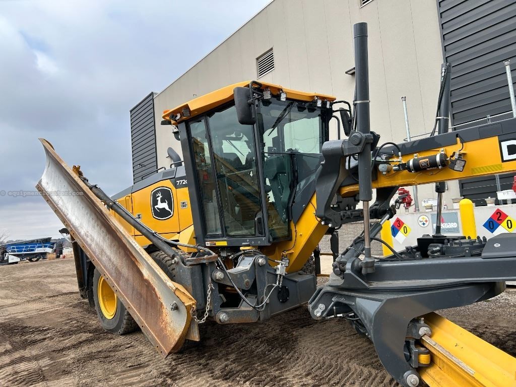 2023 John Deere 772G Image 10
