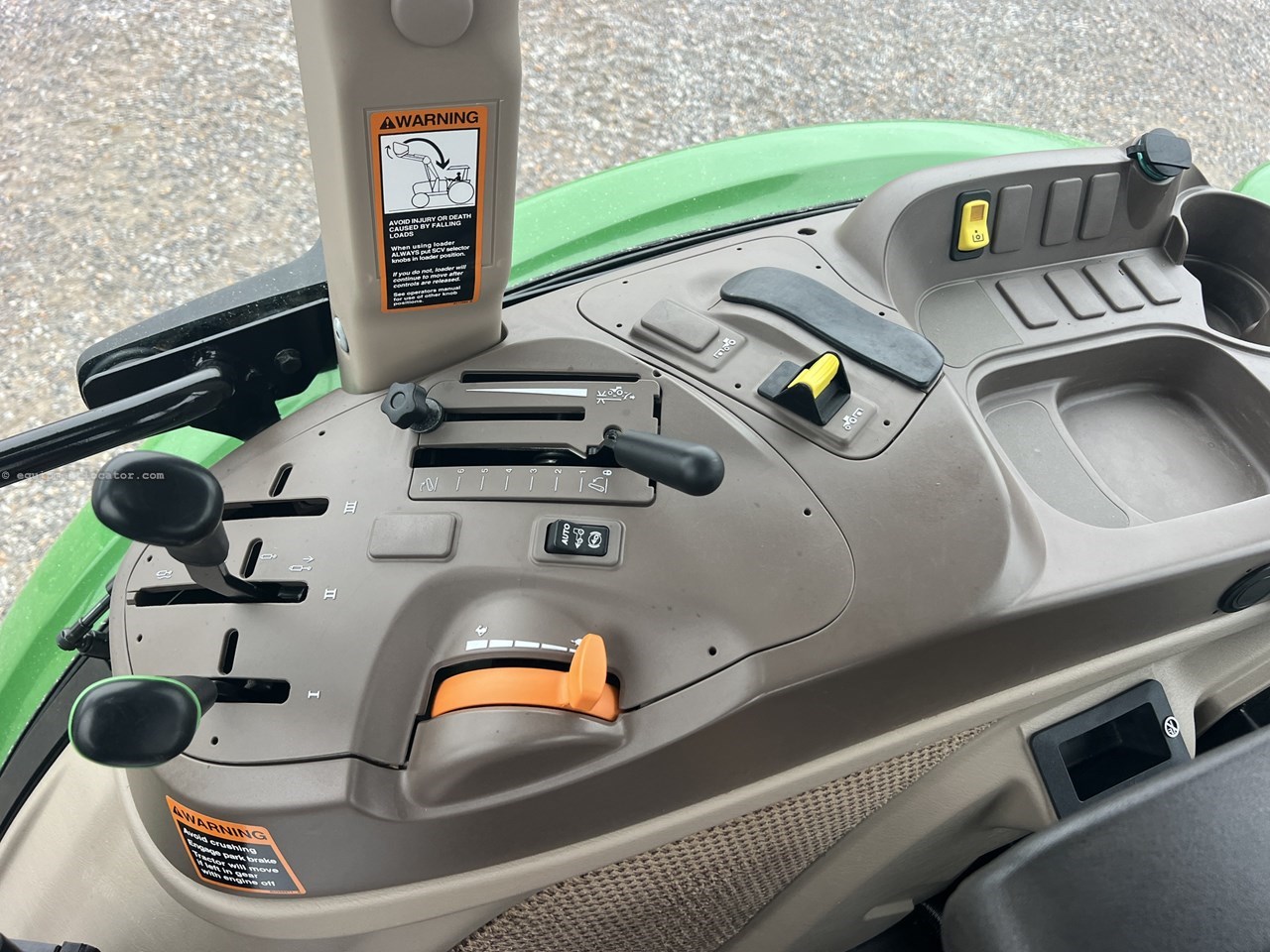 2023 John Deere 6105E Image 10