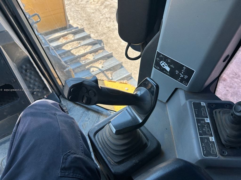 2024 John Deere 700L Image 10