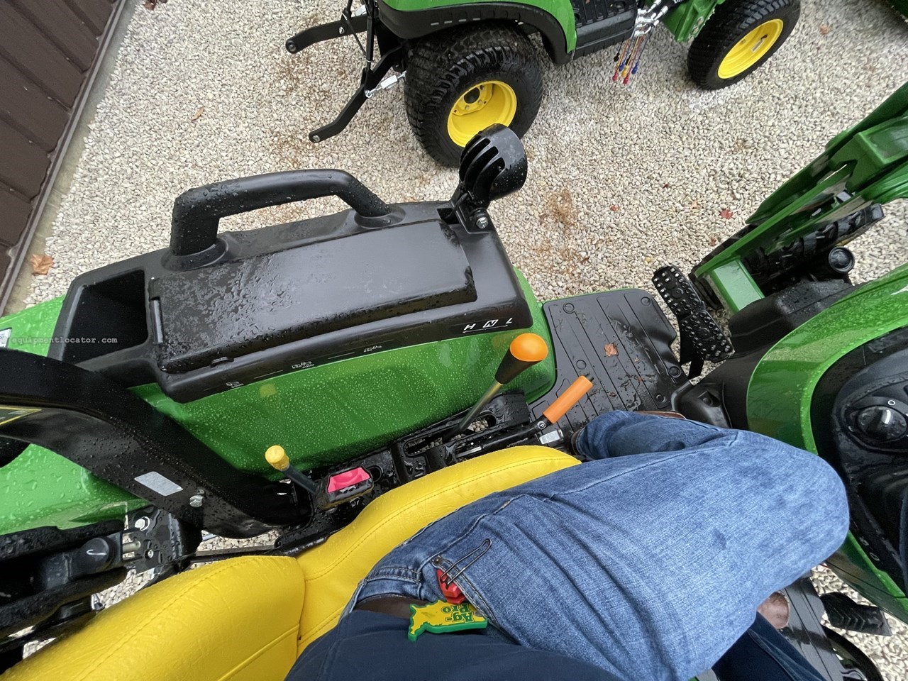 2025 John Deere 2032R Image 10