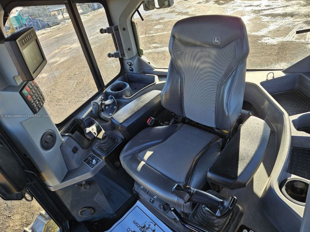 2023 John Deere 850L Image 32