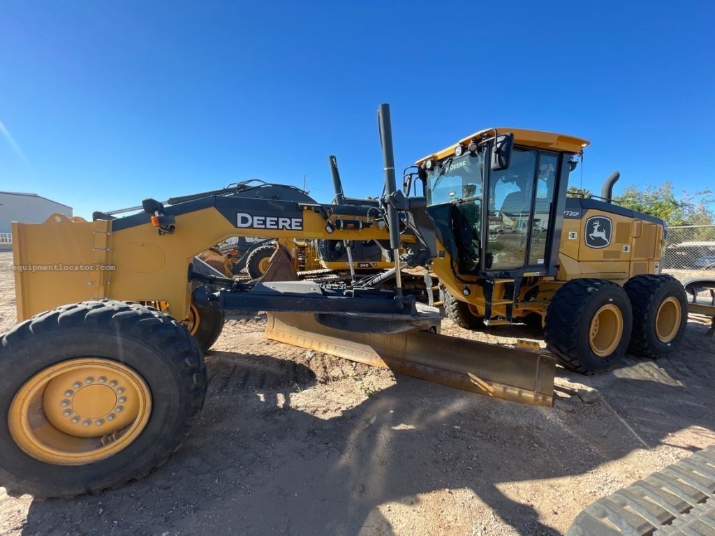 2023 John Deere 772G Image 2