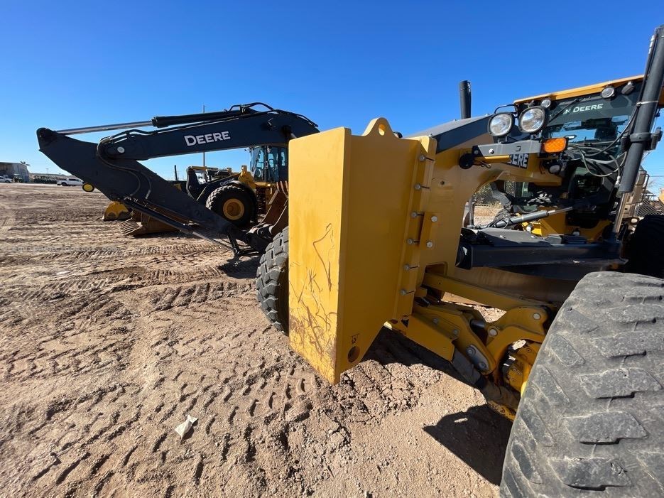 2023 John Deere 772G Image 11