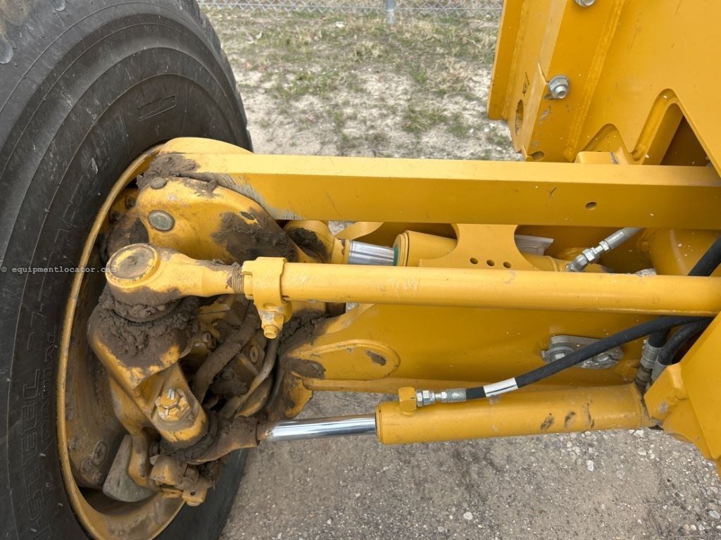 2023 John Deere 772G Image 10