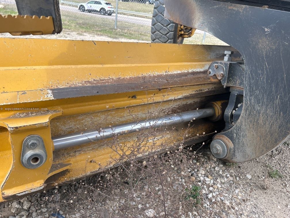 2023 John Deere 772G Image 32