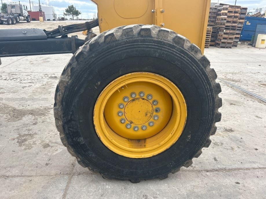 2023 John Deere 772G Image 14