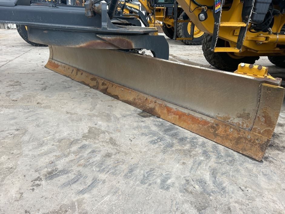 2023 John Deere 772G Image 19