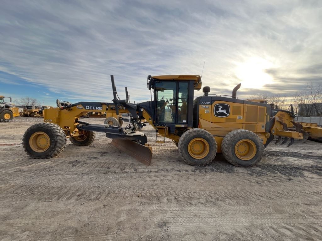2023 John Deere 772G Image 2