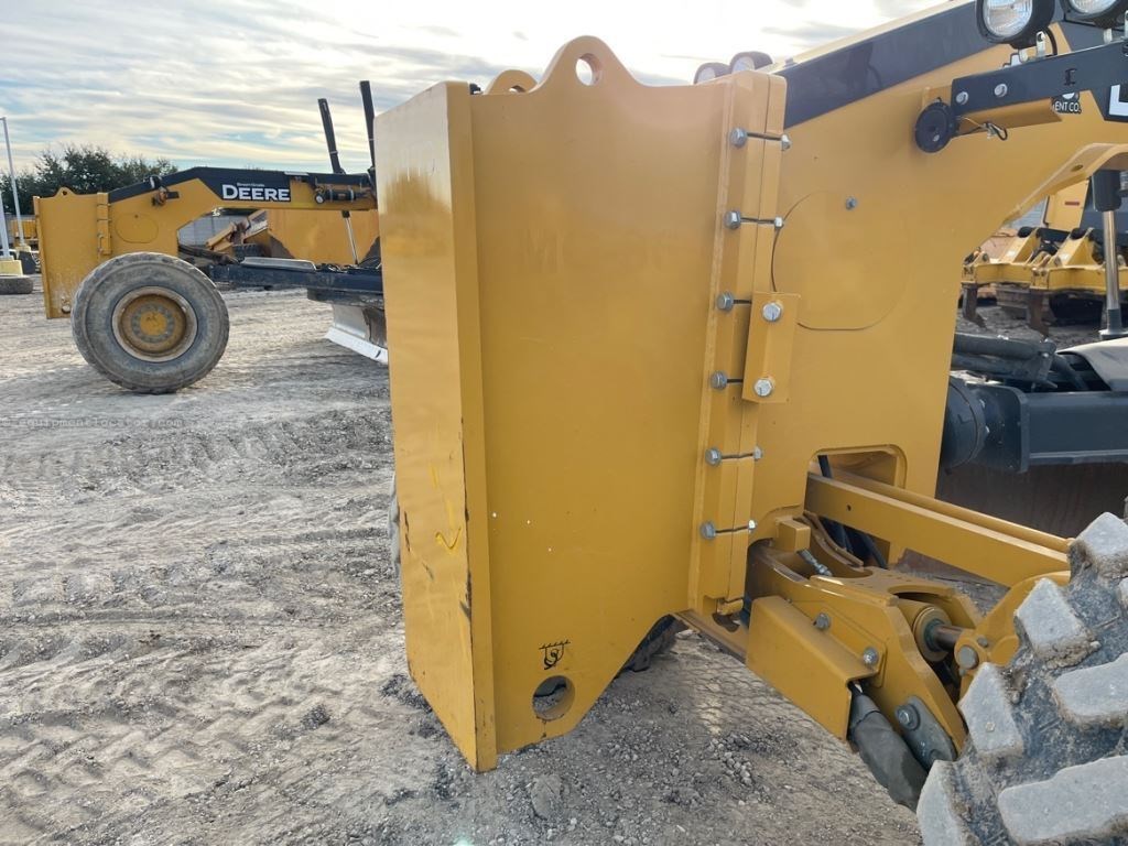 2023 John Deere 772G Image 11