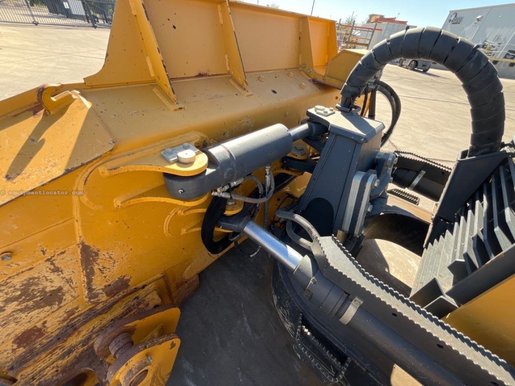 2024 John Deere 750L Image 10