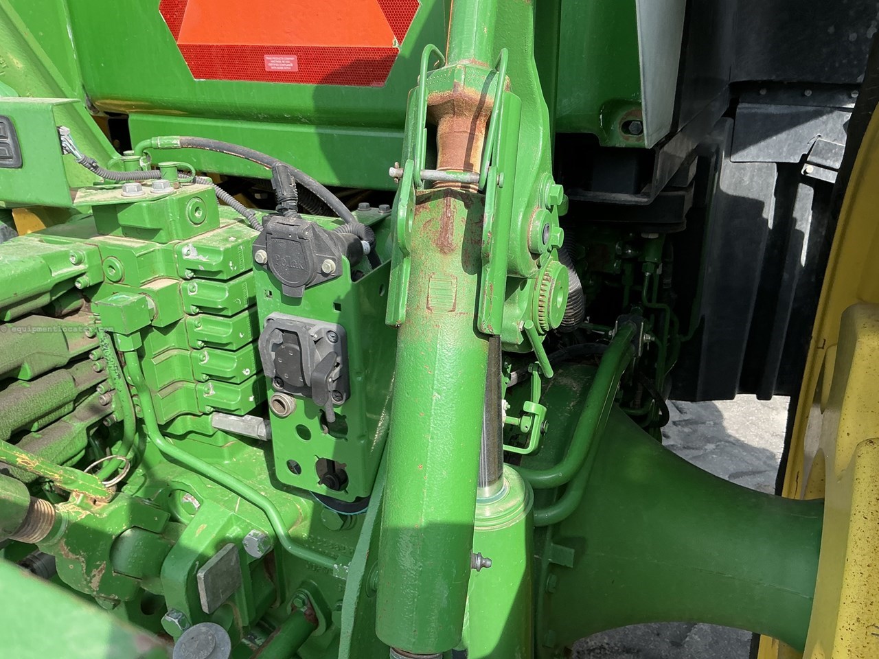 2012 John Deere 8235R Image 10