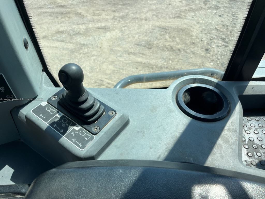 2023 John Deere 700L Image 10