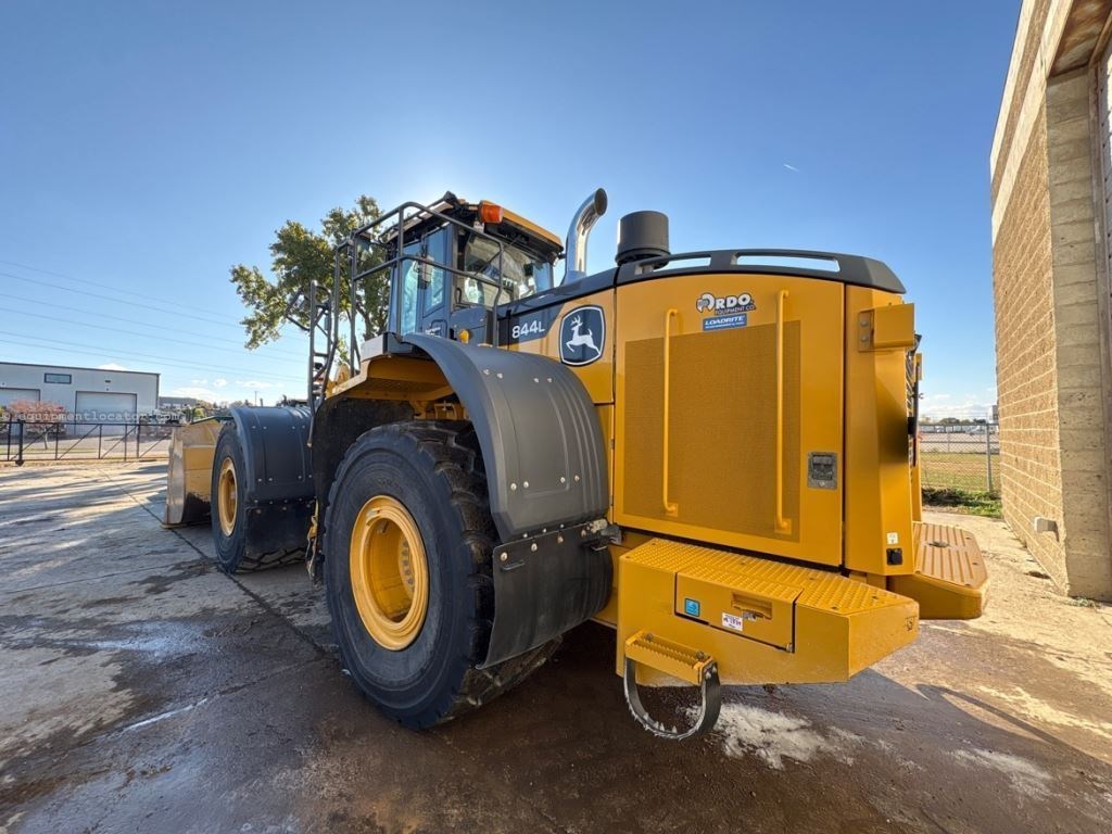 2022 John Deere 844LA Image 3