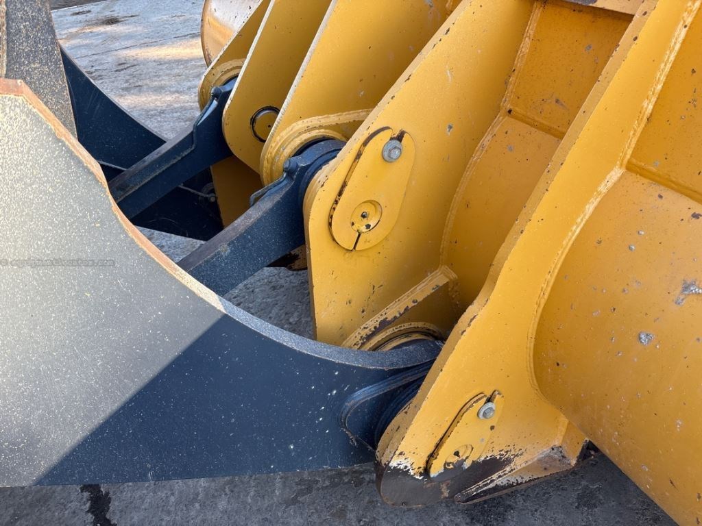 2022 John Deere 844LA Image 10