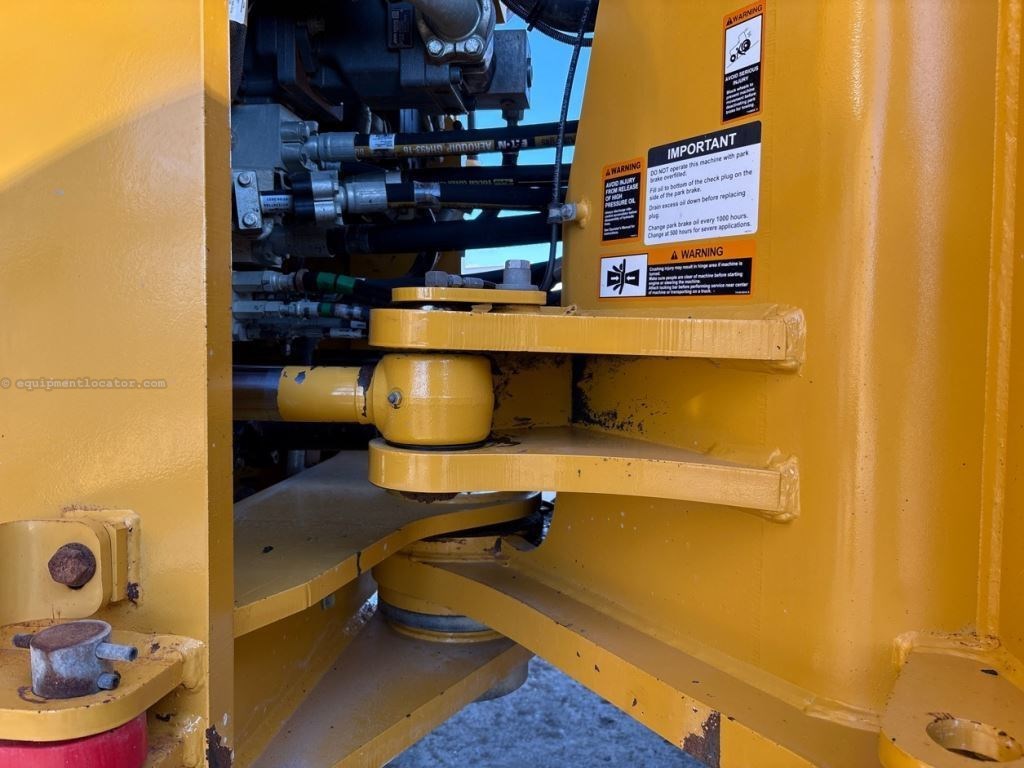 2022 John Deere 844LA Image 17