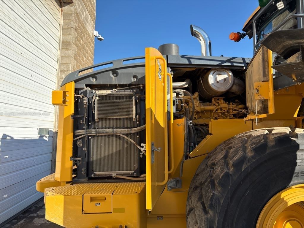 2022 John Deere 844LA Image 28
