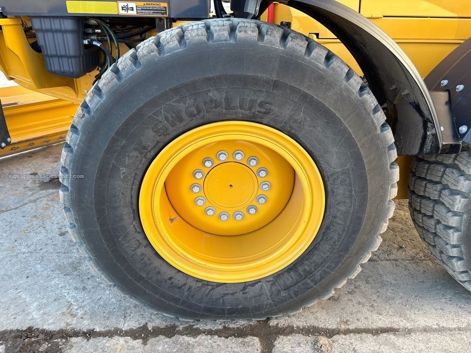 2023 John Deere 772G Image 10