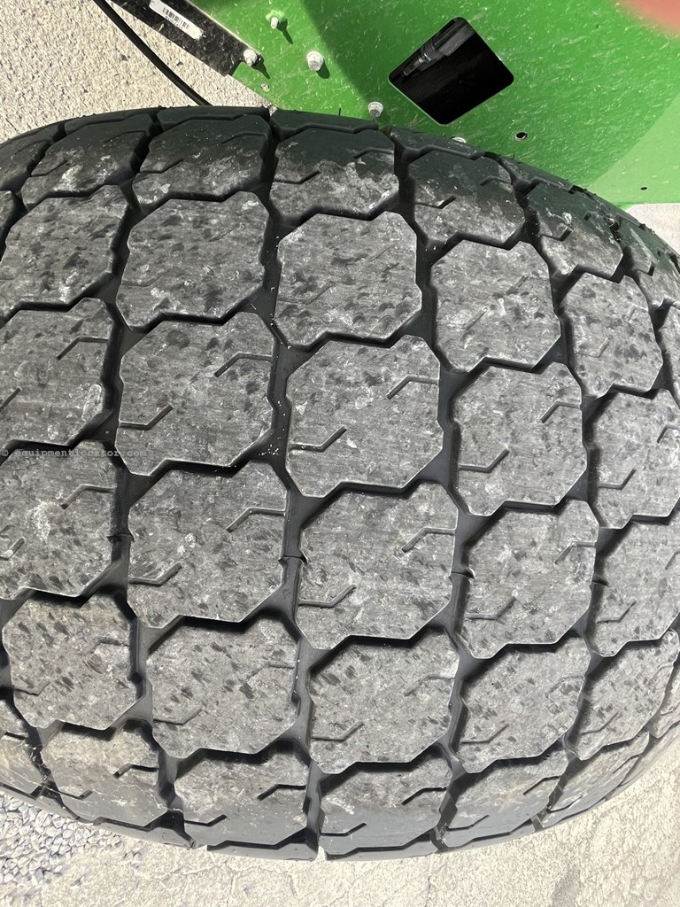 2022 John Deere 5075E Image 10