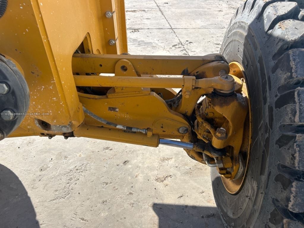 2024 John Deere 772G Image 10