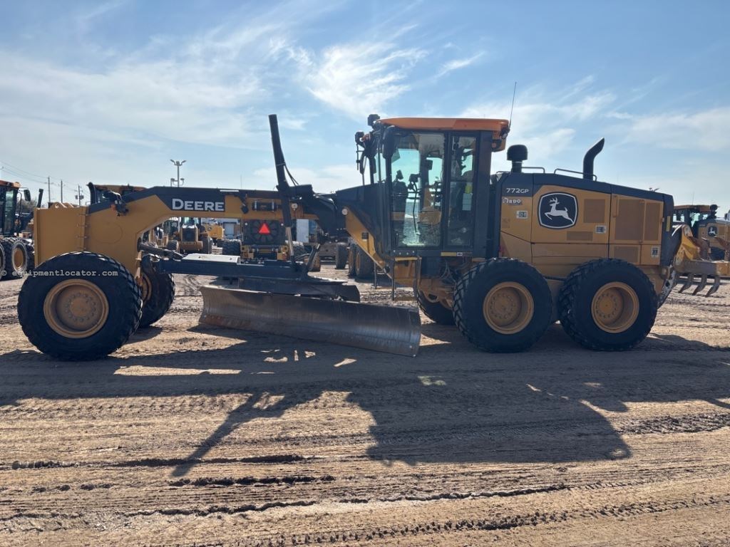 2024 John Deere 772G Image 2